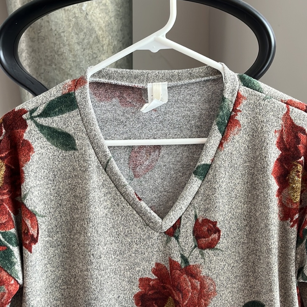 Floral oversized sweater type tunic. Size small - Picture 3 of 6